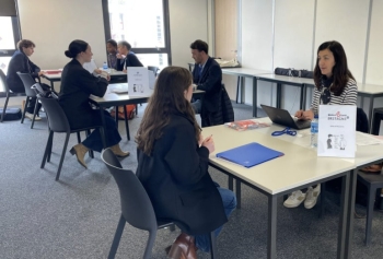étudiants qui passent en job dating étudiants qui passent en job dating