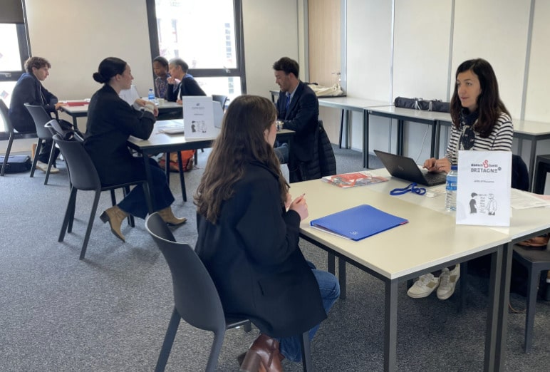 étudiants qui passent en job dating étudiants qui passent en job dating